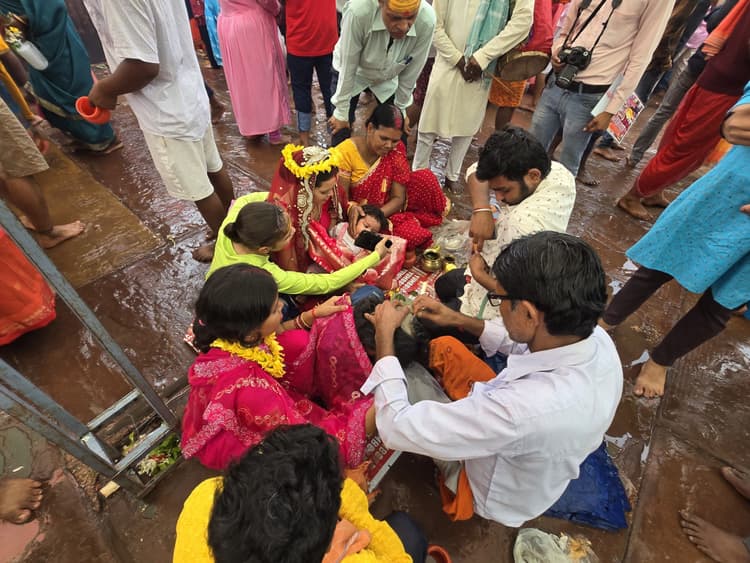 deoghar news : वैशाख में उमड़ रहे भक्त, अनुष्ठान करानेवालों का लग रहा तांता