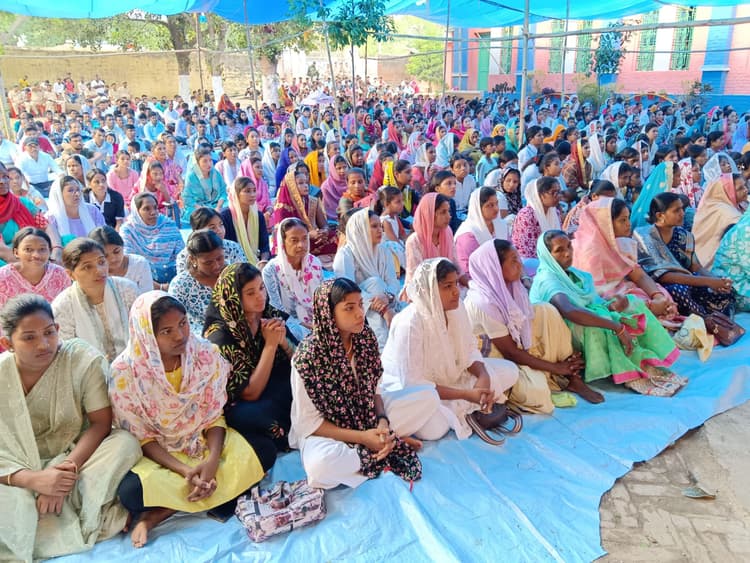 पापों से मुक्ति दिलाने के लिए कूस पर चढ़े थे प्रभु यीशु : फादर