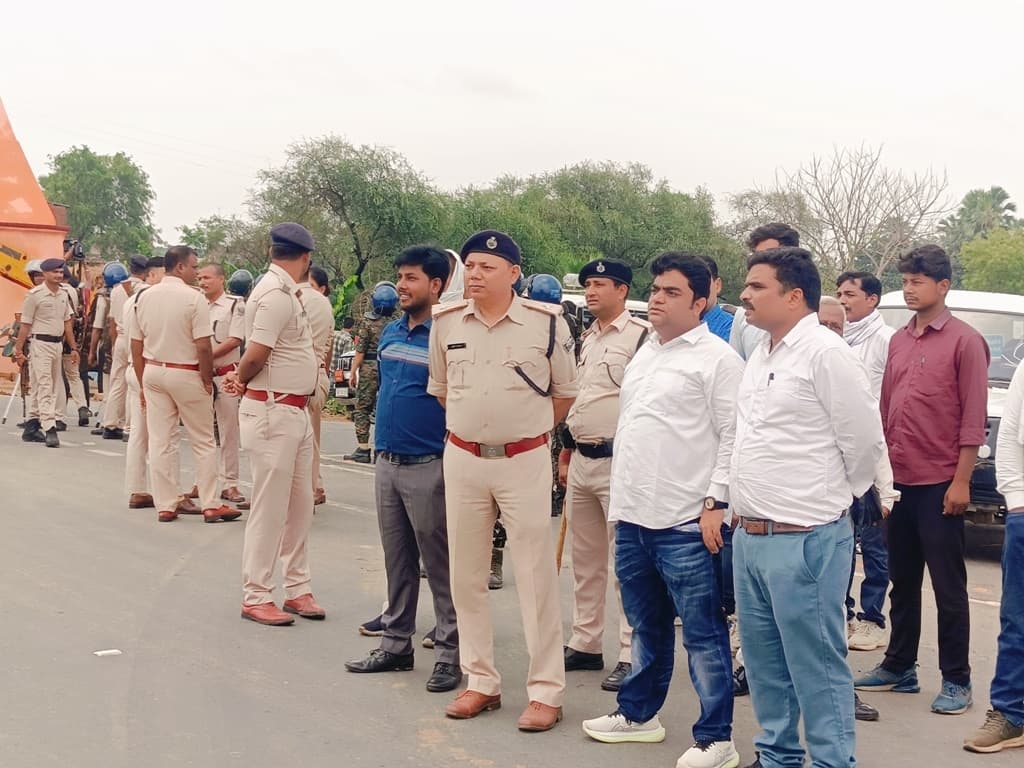 गंगदौरी मोड़ से मिर्चीनी पुल तक अतिक्रमण को लेकर चला प्रशासन का डंडा