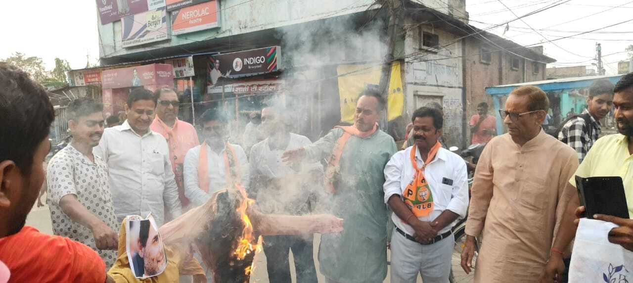 Samastipur News:भाजयुमो कार्यकर्ताओं ने सोनिया व राहुल गांधी का पुतला फूंका