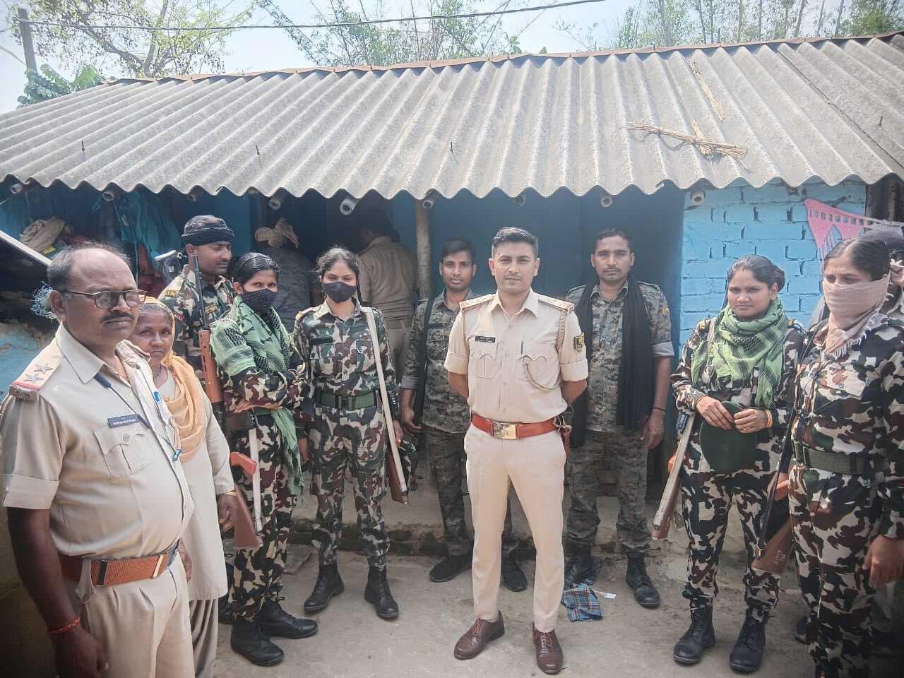 Madhubani News : फरार आरोपित के घर पुलिस ने की कुर्की