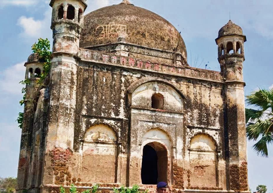 saran news. मिनी ताजमहल के रूप में चर्चित करिंगा डच मकबरा अब सुरक्षित पुरातात्विक स्थल घोषित