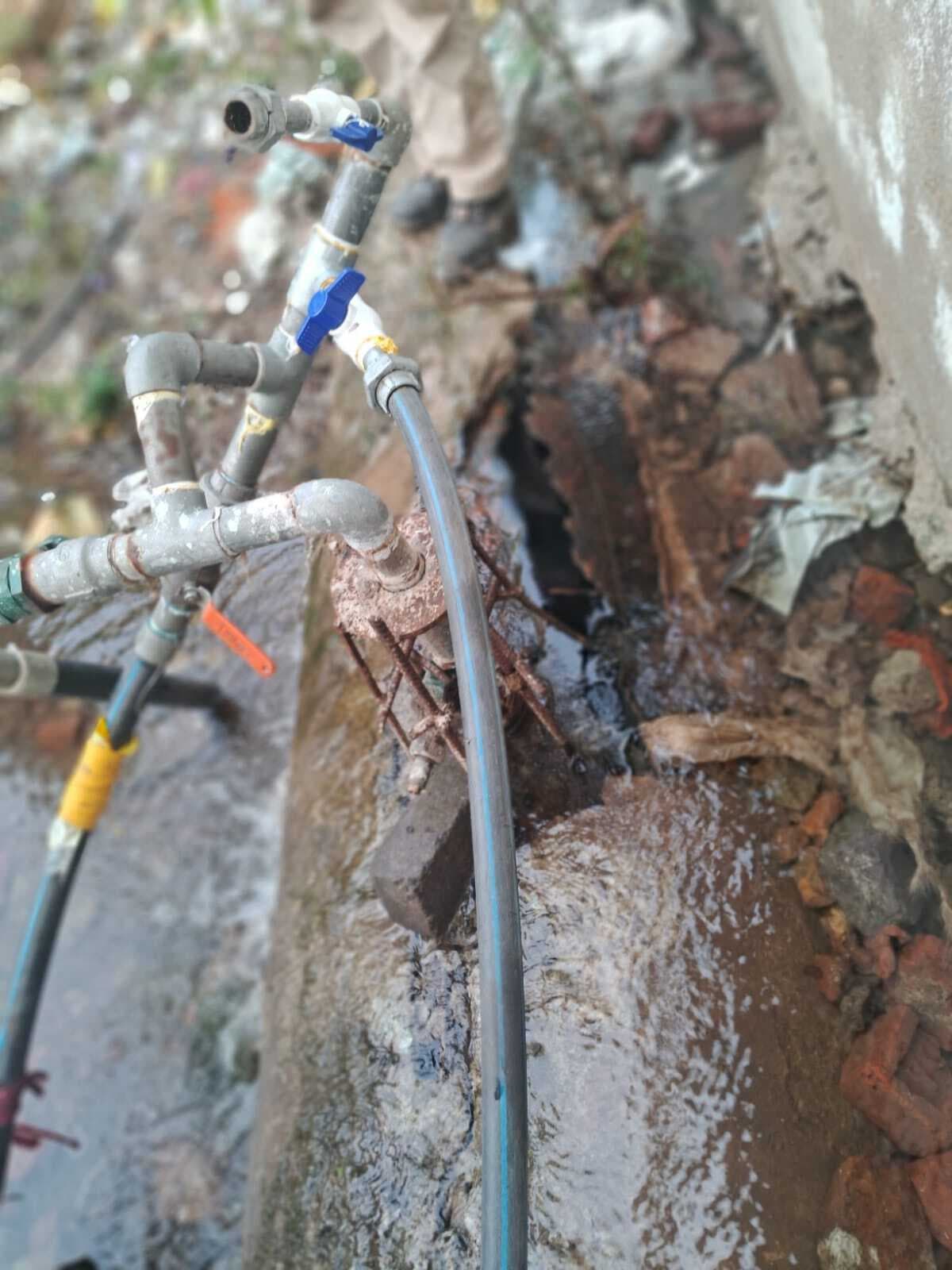 तेज धमाके के बाद 50 फीट ऊपर फव्वारे की तरह उछला पानी, तीन घरों की छतें टूटी, लाखों का नुकसान