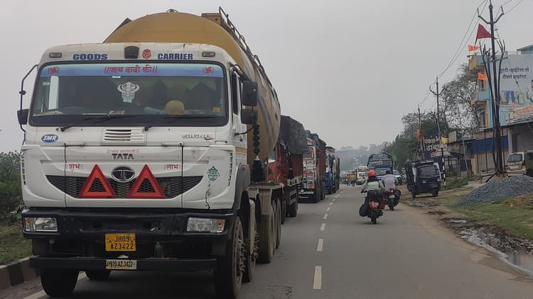 Bokaro News : ट्रक के धक्के से दो साइकिल सवार घायल, छह घंटे जाम रहा फोरलेन