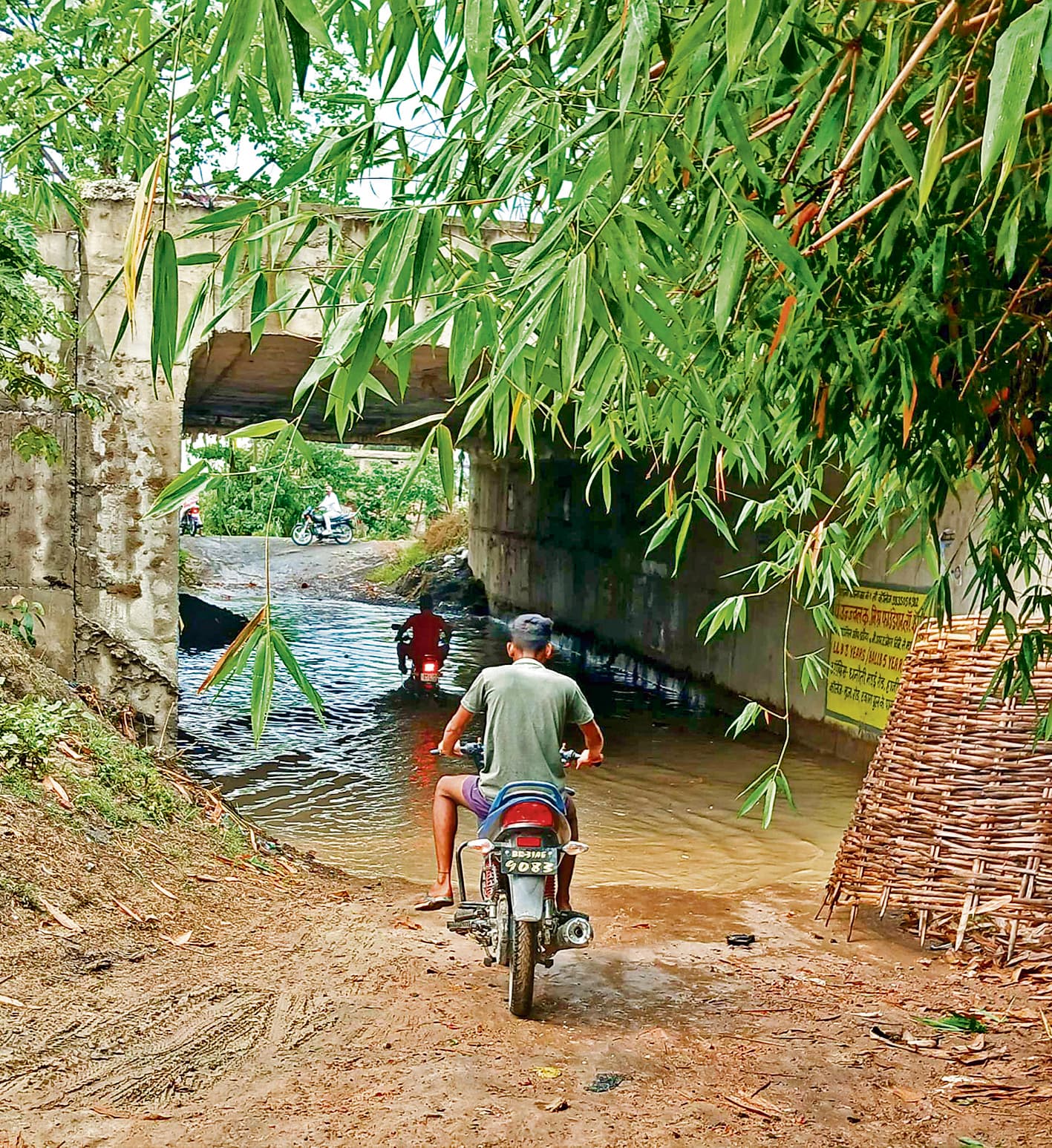 saran news. बतबट्टा-मानपुर मार्ग पर बने अंडरपास में जलजमाव से आवागमन बाधित