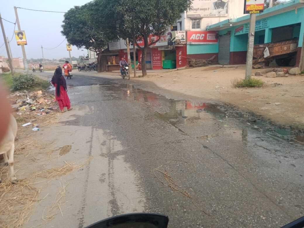 सड़क पर बहाया जा रहा घरों का गंदा पानी, फजीहत झेल रहे राहगीर