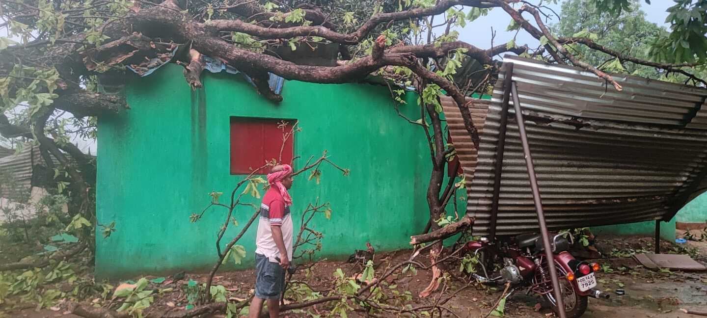 Chaibasa News : ठनका गिरने से चाची-भतीजी घायल, दर्जनों घरों के एस्बेस्टस टूटे