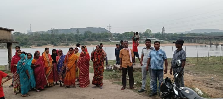 Bokaro News : बालू स्टॉक करने का ग्रामीणों ने किया विरोध