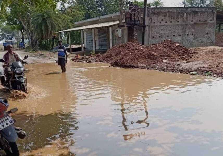 East Singhbhum News : डुमरिया-कोवाली सड़क छह साल बाद भी अधूरी, जल जमाव से परेशानी