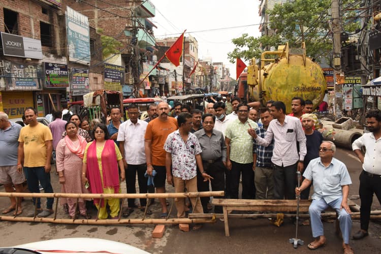 Patna News : जलजमाव के विरोध में भिखना पहाड़ी के लोगों ने जाम की सड़क