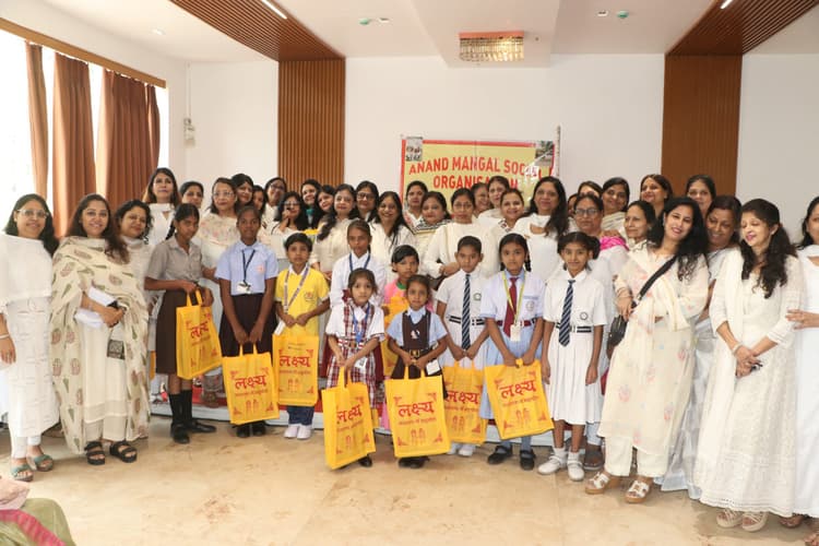 Dhanbad News: आनंद मंगल संस्था ने बेटियों में बांटी सामग्री