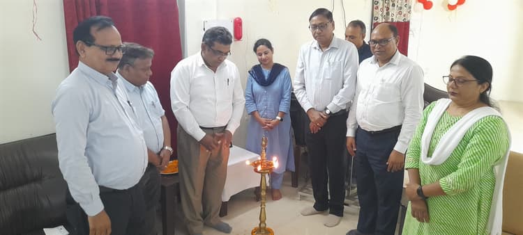 Dhanbad News: अधिकारी-कर्मचारी हिंदी में करें अधिक से अधिक काम : जीएम