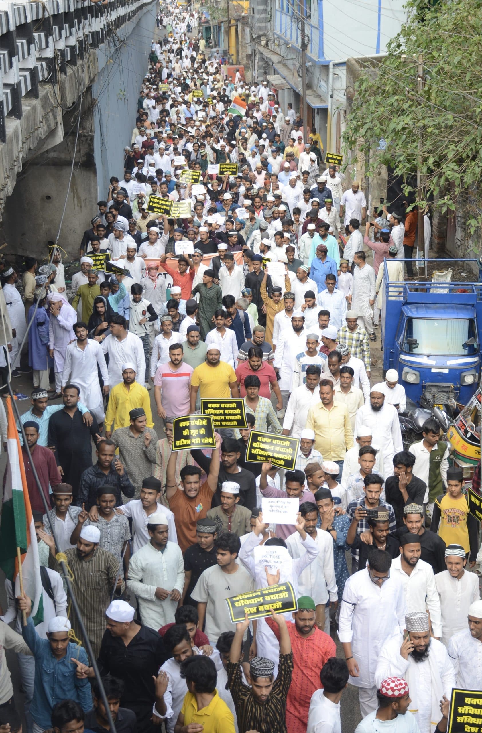 Dhanbad News : वक्फ संशोधन के विरोध में वासेपुर से निकला जुलूस, किया प्रदर्शन