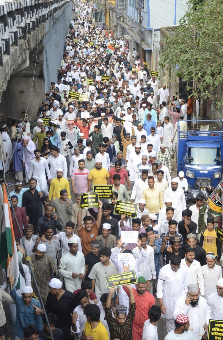 Dhanbad News : वक्फ संशोधन के विरोध में वासेपुर से निकला जुलूस, किया प्रदर्शन
