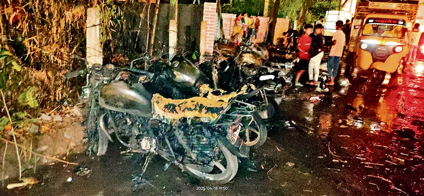 Rourkela News: पूर्व केंद्रीय मंत्री के निजी आवास के प्रवेश द्वार के पास लगी आग, आधा दर्जन बाइक खाक