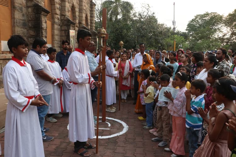 Dhanbad News : कोयलांचल में मना गुड फ्राइडे, पर मसीही भाई बहनों ने की प्रार्थना