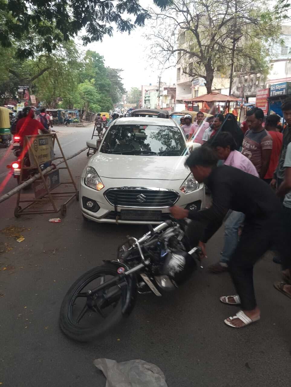 Jamshedpur News : साकची : कार ने पीछे से बाइक में मारी टक्कर