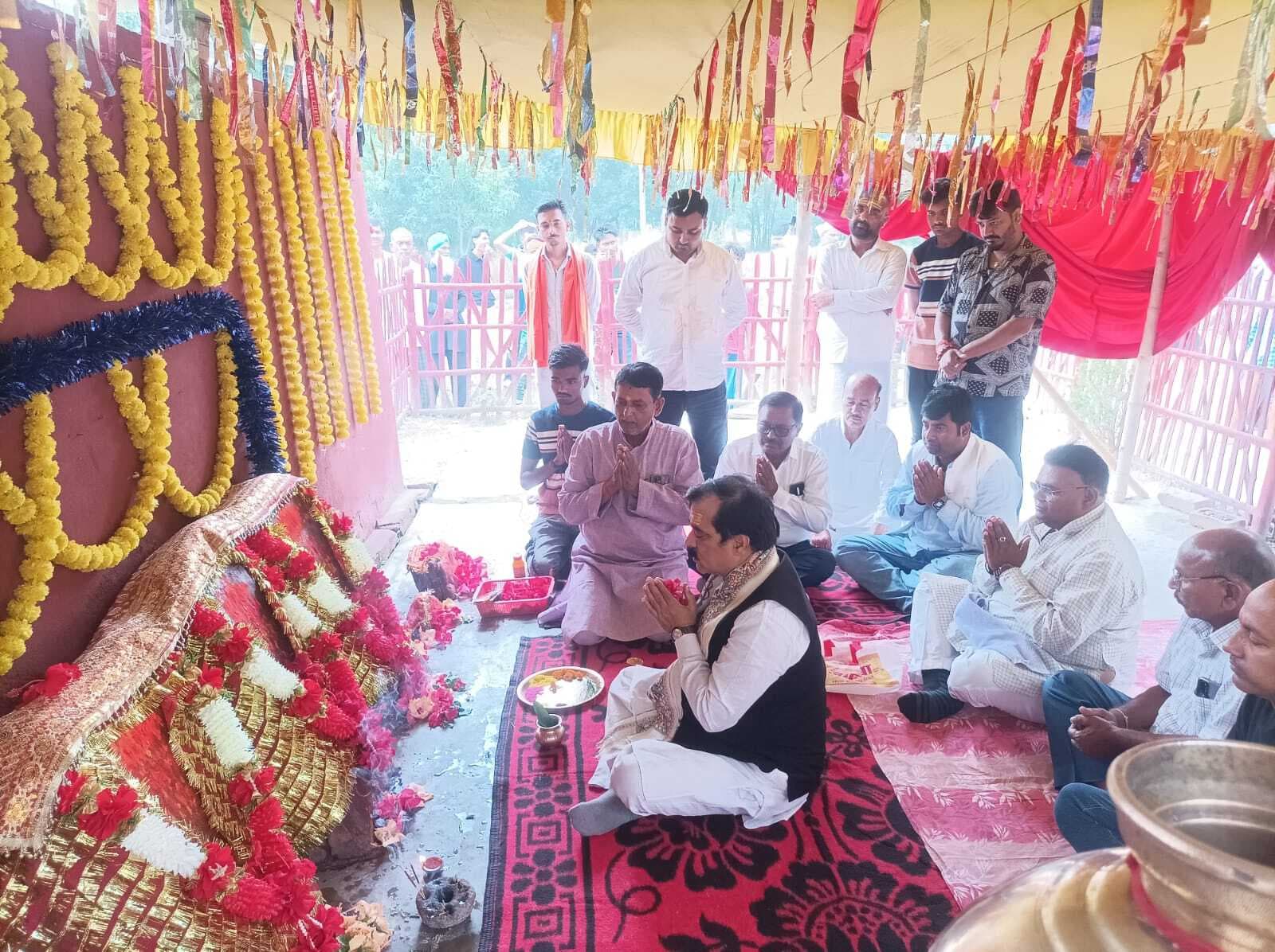 Motihari : रक्सौल आने के क्रम में मंत्री ने की सिंहासनी माई की पूजा