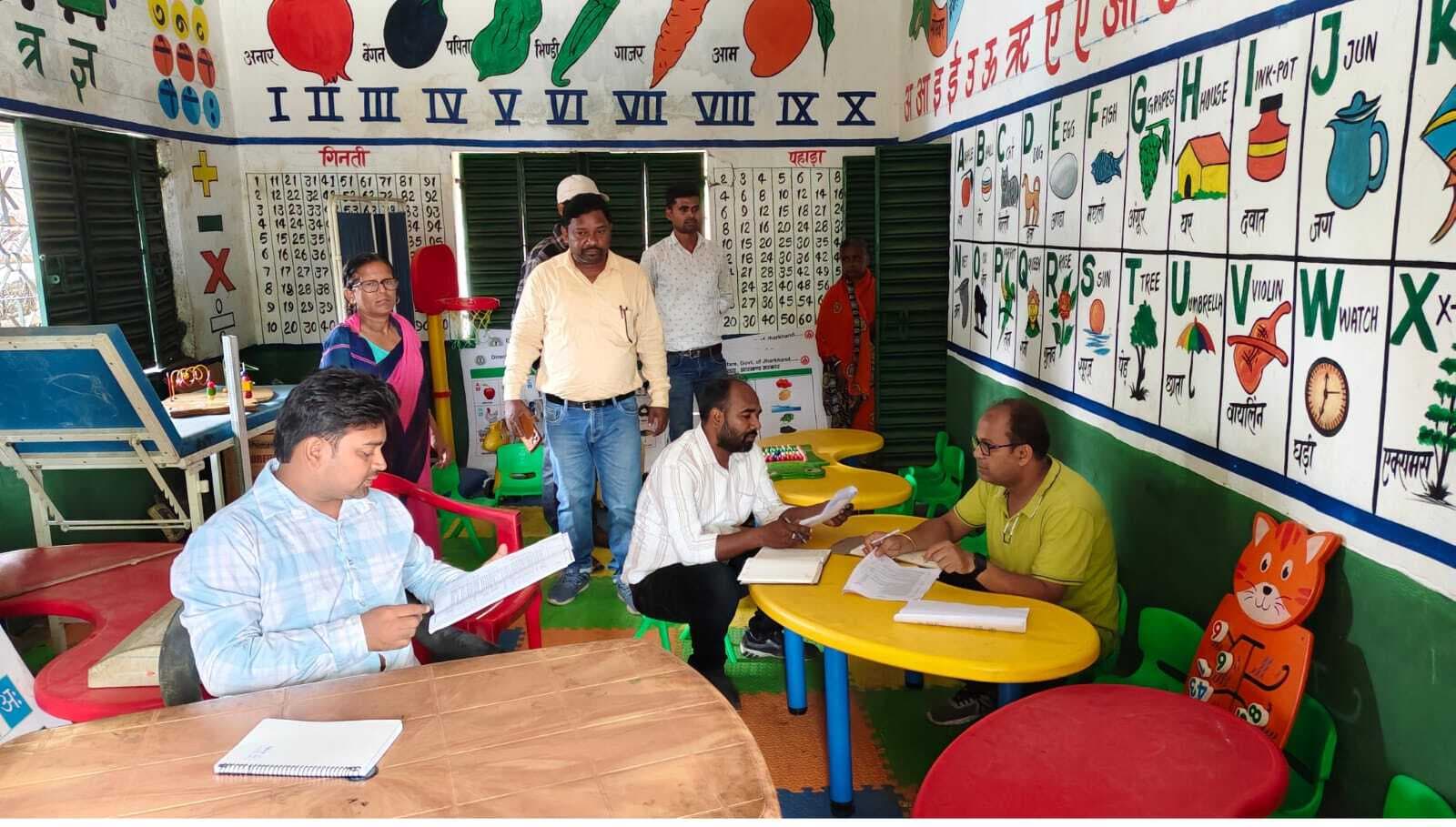 टीम ने आंगनबाड़ी में उपलब्ध सुविधाओं की ली जानकारी