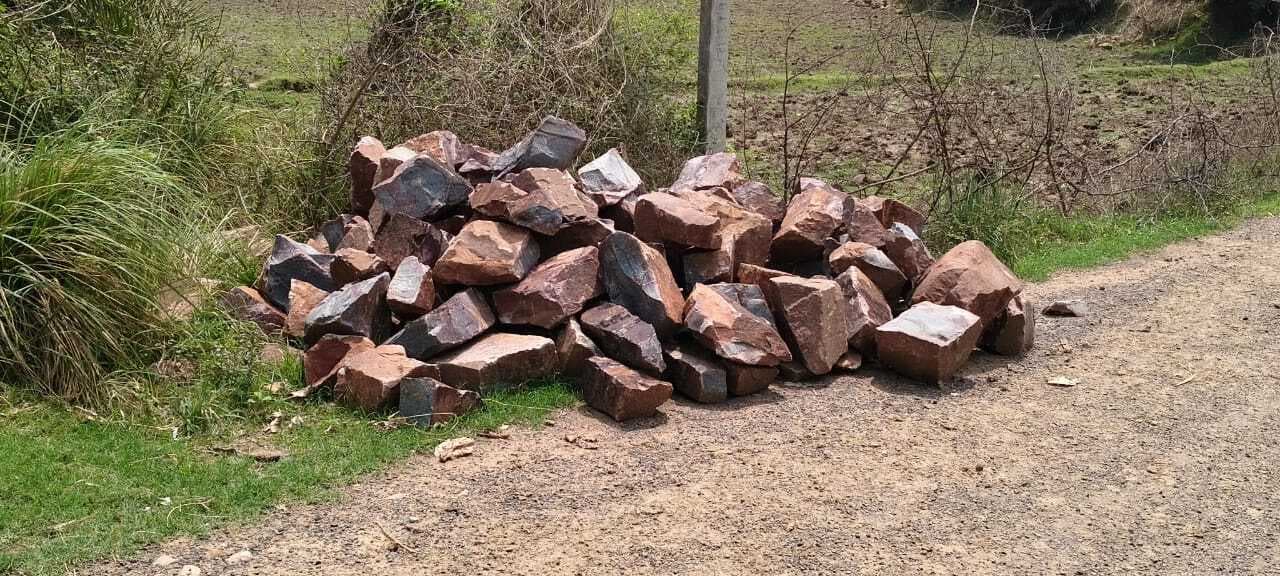 पीरीबाजार में धड़ल्ले से चल रहा पत्थर बिक्री का गोरखधंधा