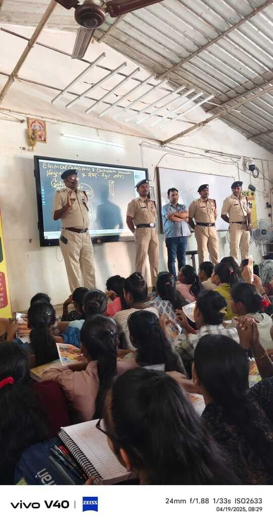 बच्चों व शिक्षकों के बीच अग्निशमन विभाग ने चलाया जागरूकता अभियान