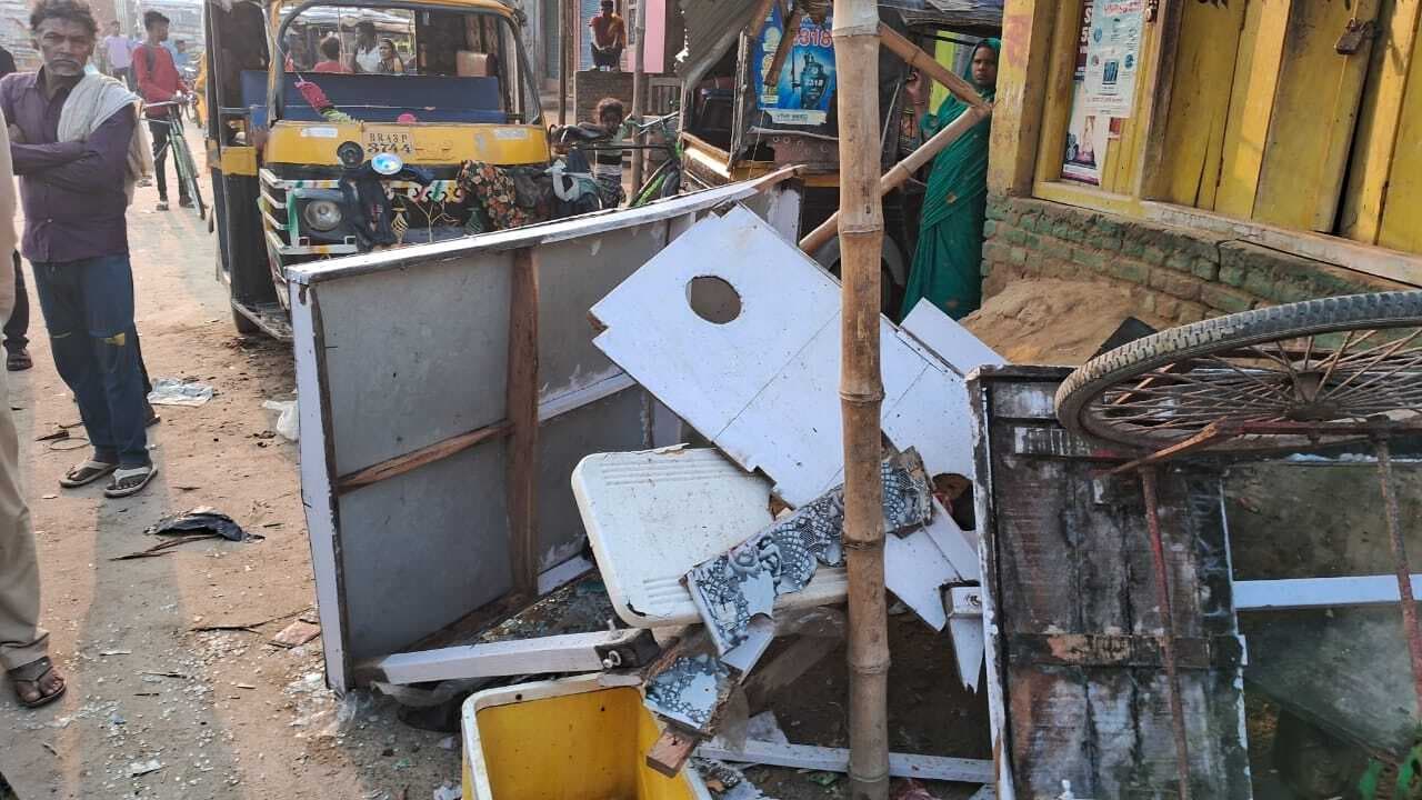 ऑटो व ठेला को टक्कर मार एक दुकान में जा घुसी हाइवा, युवक घायल