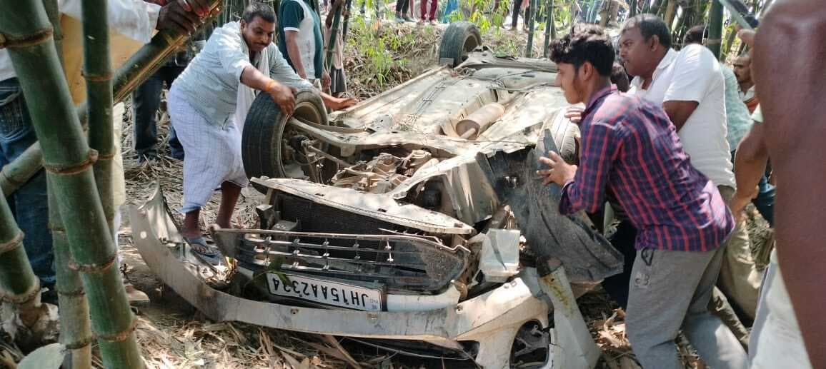 तेज रफ्तार अनियंत्रित कार पलटी, बाल-बाल बचे लोग