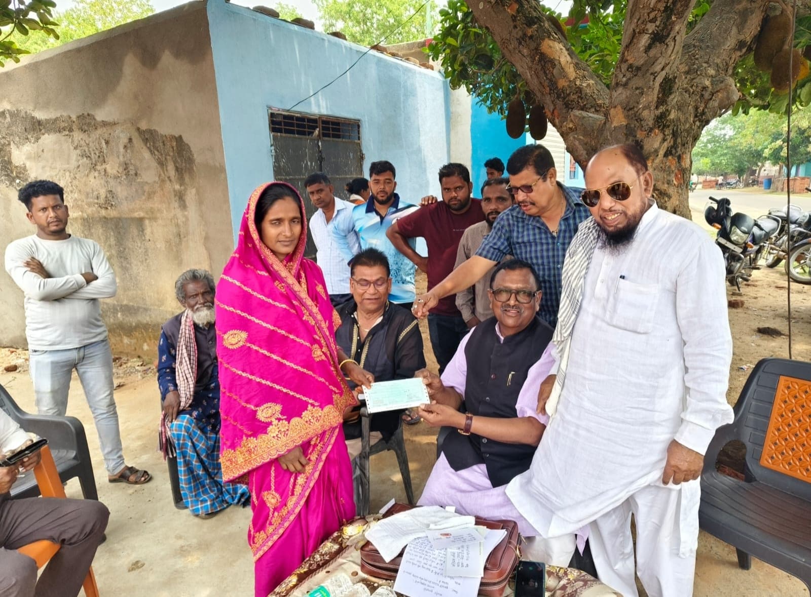 मुख्यमंत्री गंभीर बीमारी सहायता योजना के चार लाभुकों को सांसद ने सौंपे चेक