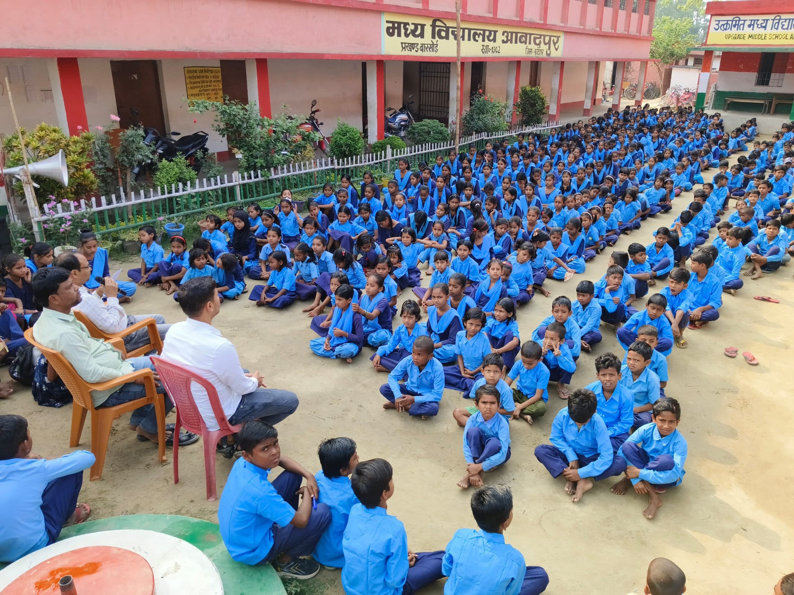 मवि आबादपुर में बच्चों को लू के नुकसान व बचाव बताया