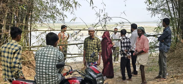 आजमनगर रोहिया घाट से आवागमन किया बाधित