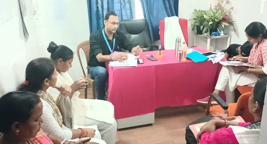 स्वास्थ्य व्यवस्था बेहतर बनाने कर्मियों की हुई बैठक