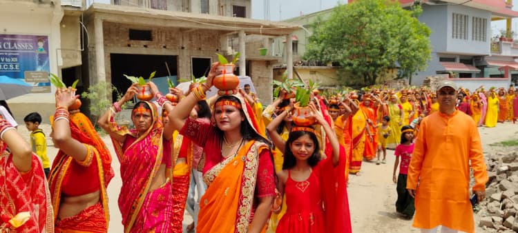 माता शीतला मंदिर में प्राण प्रतिष्ठा को लेकर शहर में निकली कलश शोभायात्रा