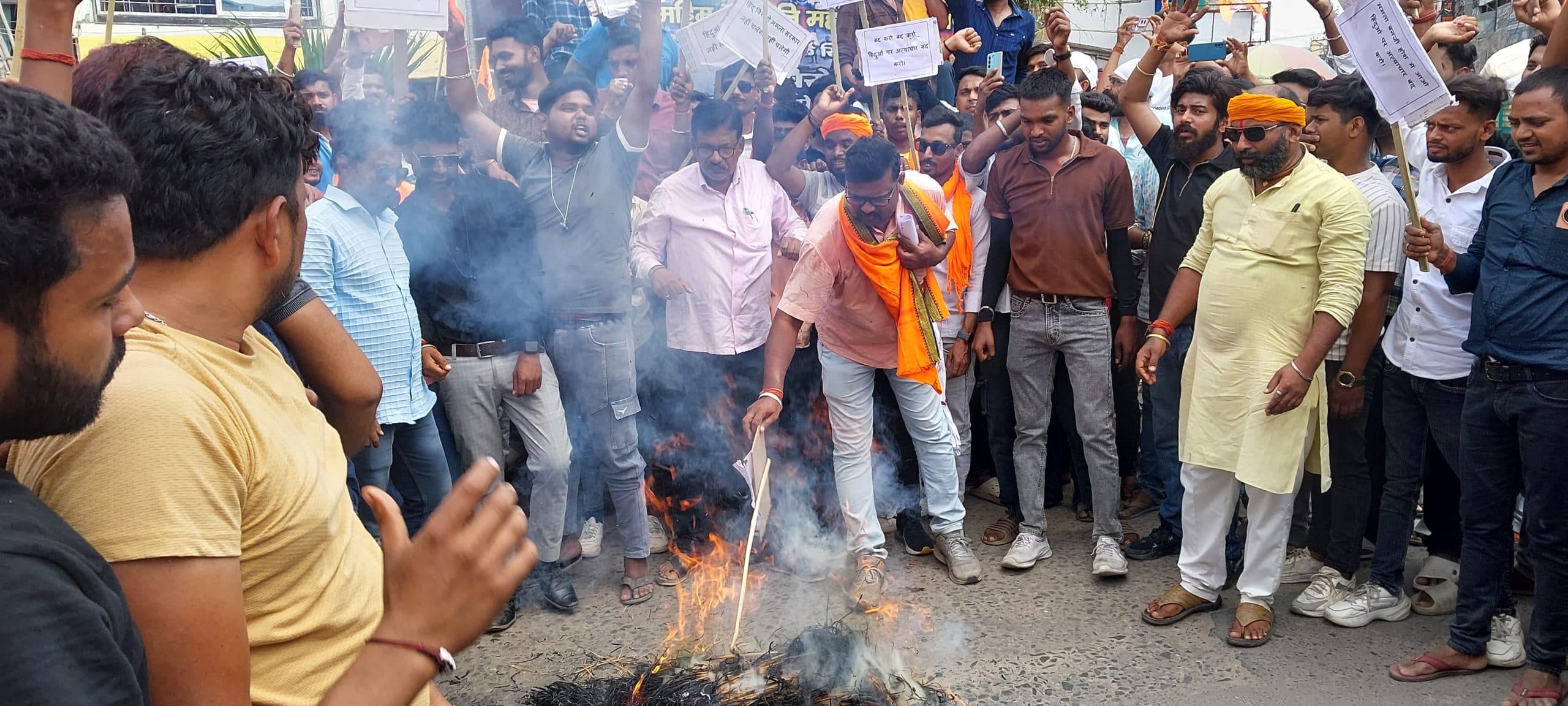 पश्चिम बंगाल सीएम का पुतला दहन, राष्ट्रपति शासन लगाने की मांग