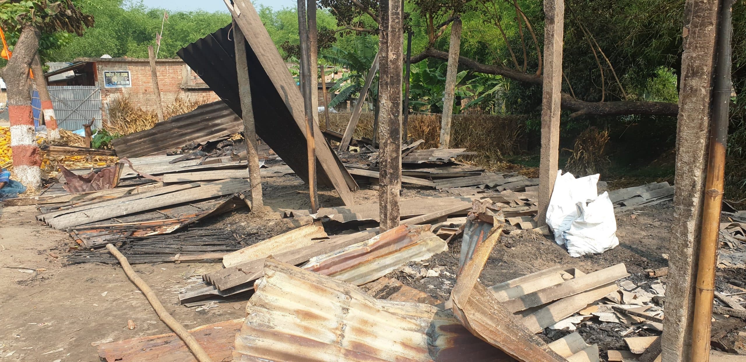 अग्निकांड में आधा दर्जन दुकानें जलकर राख