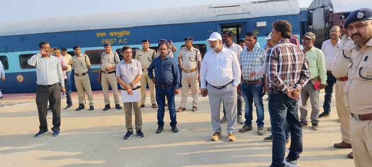डीआरएम ने पिपरा रेलवे स्टेशन का किया निरीक्षण, दिये निर्देश