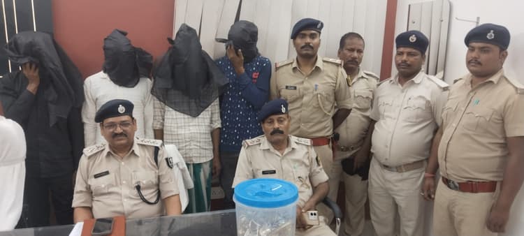 चोरी का उद्भेदन, चार आरोपितों को ढाई किलो चांदी व 65 हजार नगद के साथ किया गिरफ्तार