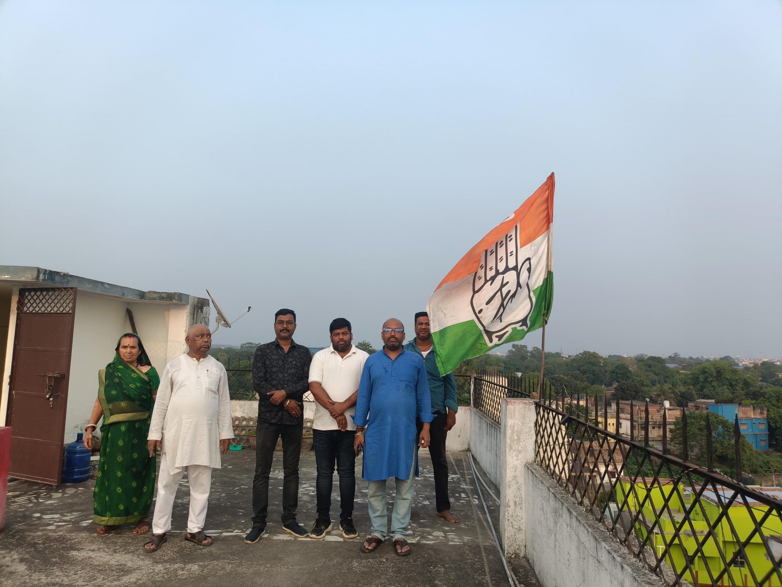 कांग्रेस का झंडा घर पर लगाकर कांग्रेस के नितियों से कराया अवगत