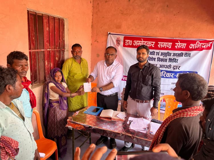 शिविर में ग्रामीणों को शिक्षा के महत्व से कराया गया अवगत