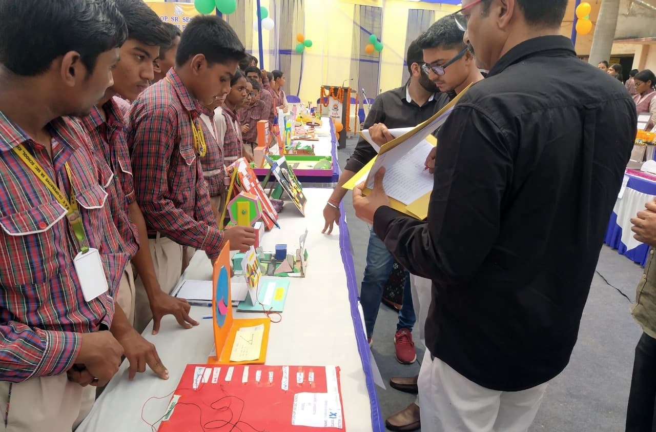 पुरानी शिक्षण पद्धति से मुक्ति दिलाने की कोशिश है प्रदर्शनी : डाॅ कमलेश