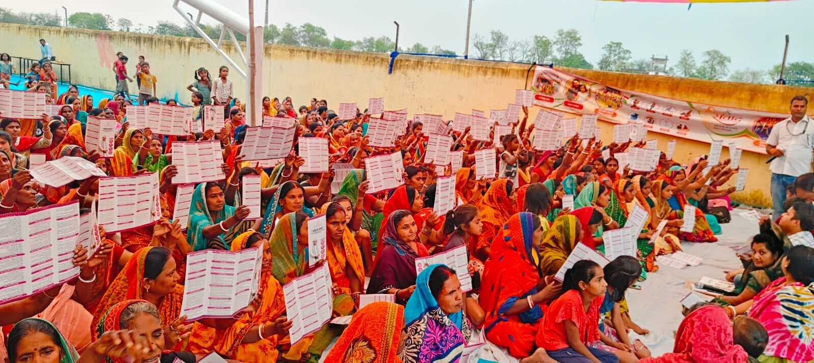 संवाद में महिलाओं ने अपनी आकांक्षाओं को रखा, मुफ्त बिजली व आवास की मांग