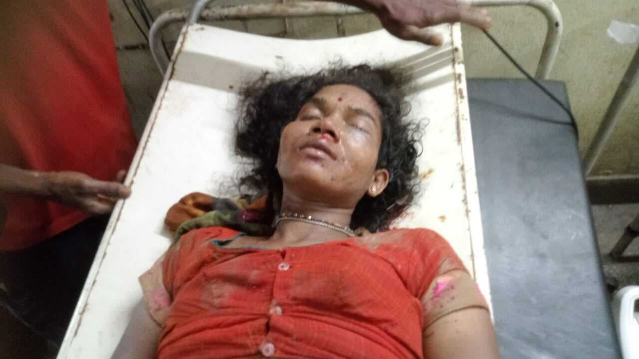 महुआ चुनने गयी महिला को हाथी ने कुचला, रोड जाम