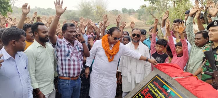 स्वास्थ्य मंत्री ने बाेरोटांड़ में पुल का किया शिलान्यास