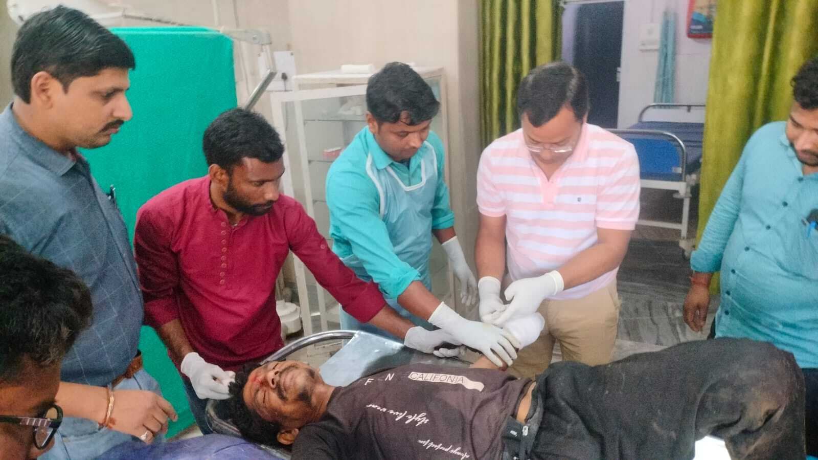 पाठा की बलि देने के दौरान युवक का कलाई कटी, भर्ती