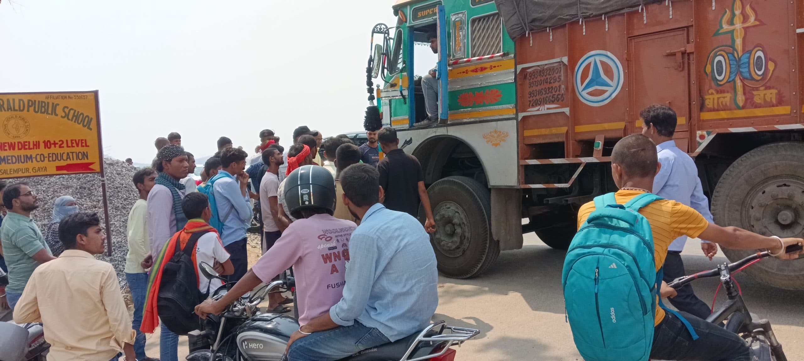 सलेमपुर मोड़ पर ट्रक-कार में टक्कर