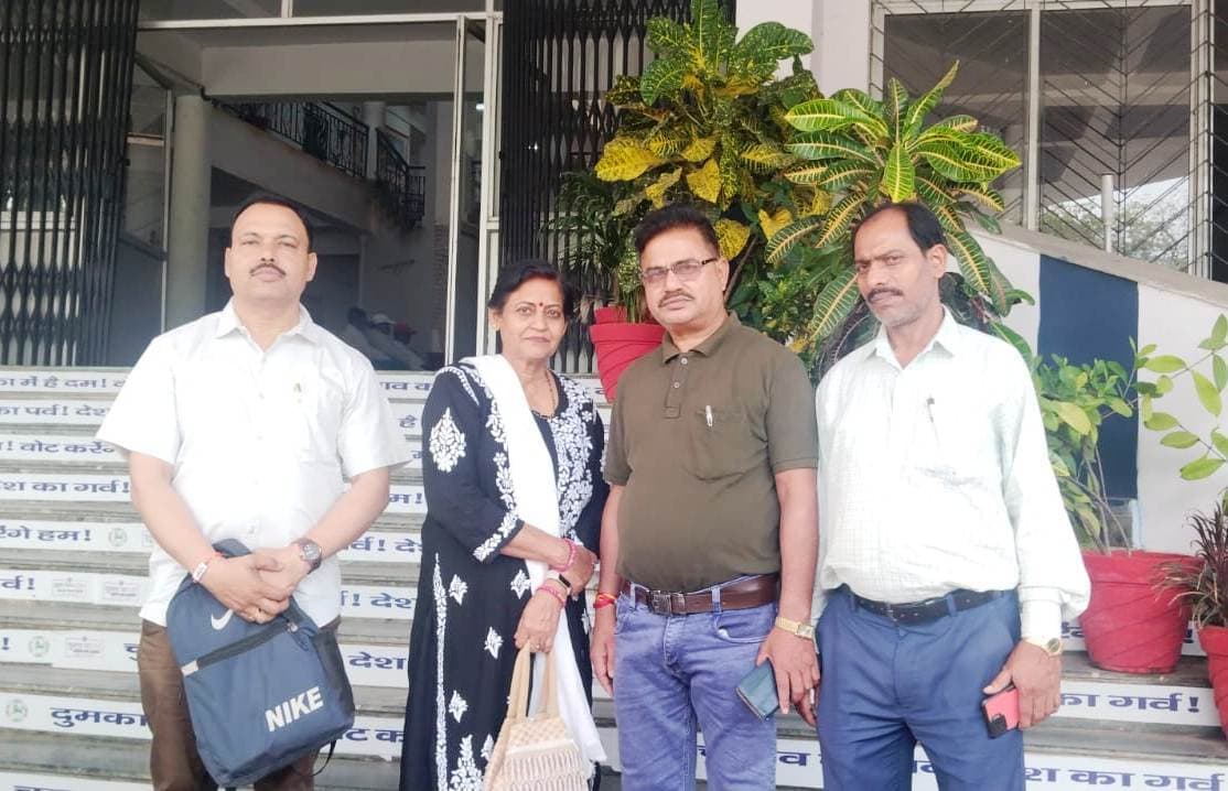 50 शिक्षकों के रोके गये वेतन भुगतान कराने का अनुरोध