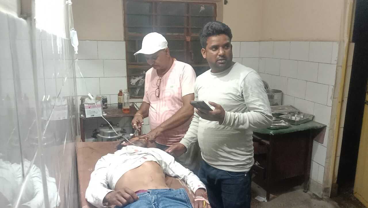 बाइक सवार सड़क पर गिरकर घायल, रेफर