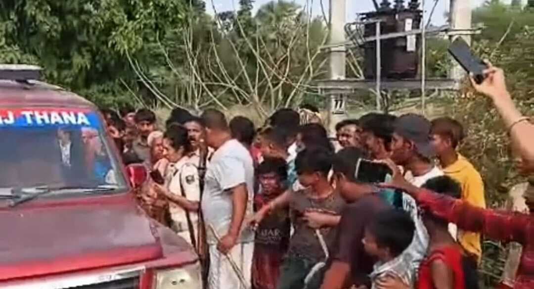 ट्रांसफार्मर से विद्युत सामग्री की चोरी करते चोर धराया