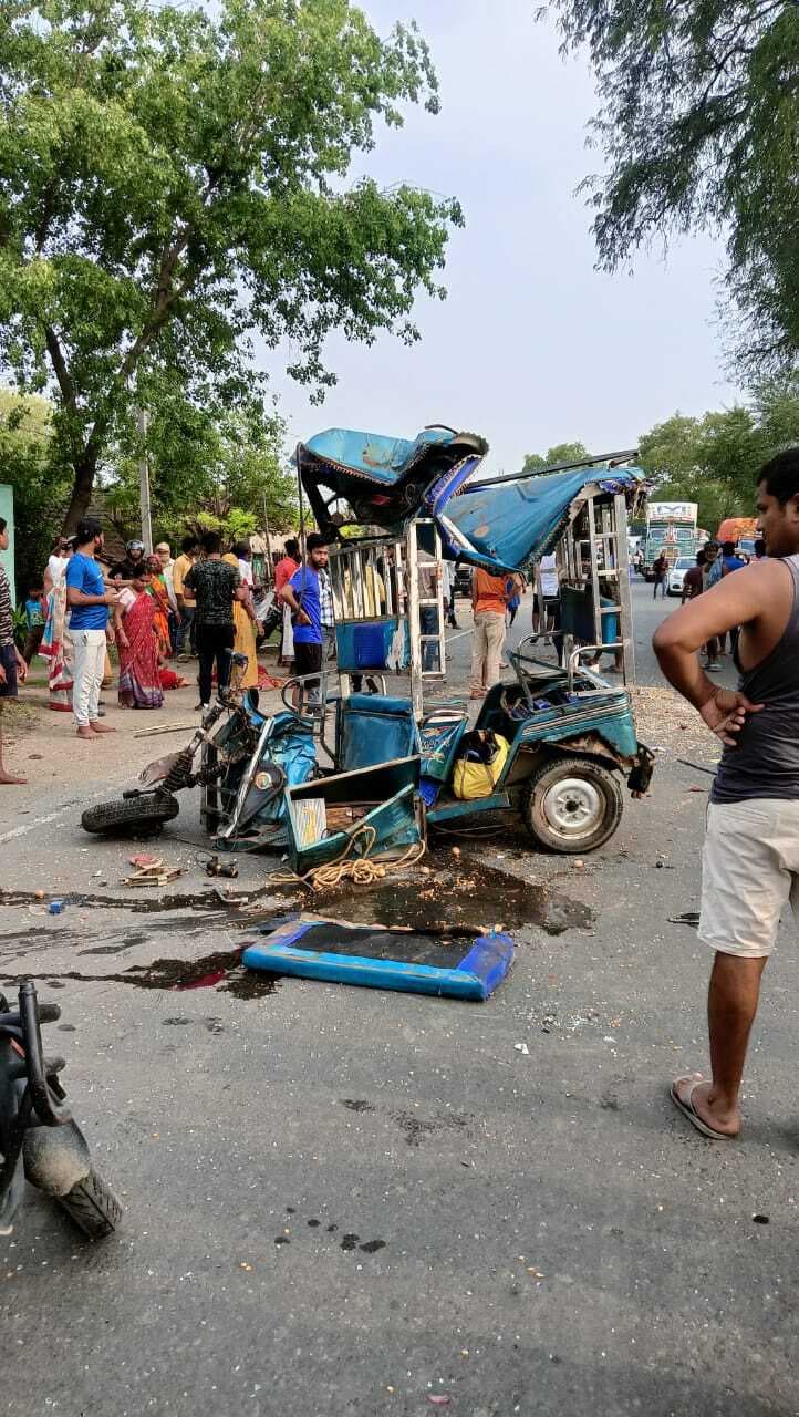 टोटो व ट्रैक्टर की टक्कर में टोटो सवार आधे दर्जन यात्री जख्मी, रेफर