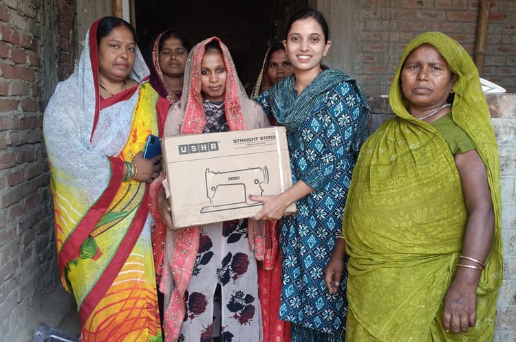 Madhubani News : गरीब बिटिया को आत्मनिर्भर बनने के लिये दी सिलाई मशीन