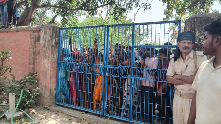 Madhubani News : कस्तूरबा गांधी विद्यालय में छात्रा की संदेहास्पद मौत, लोगों ने किया बवाल